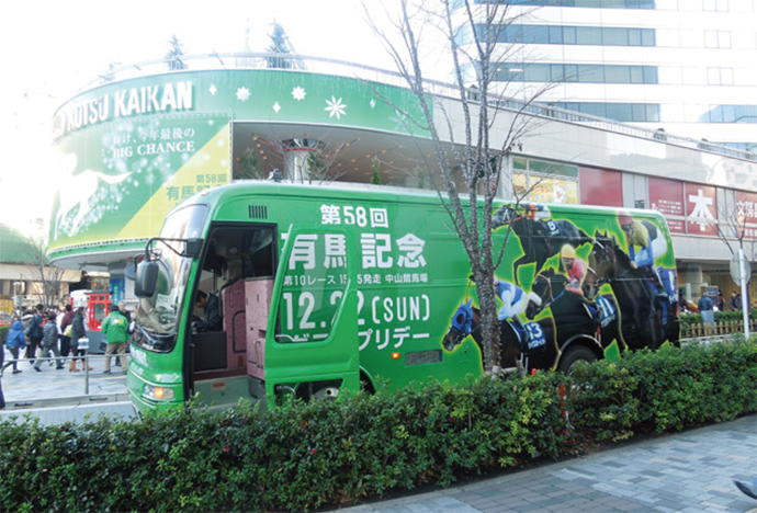 イルミネーションで競馬場を表現！「有馬記念」が有楽町駅前ジャック