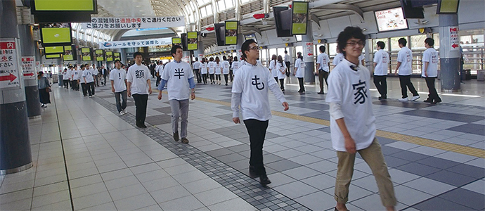 楽天社員が一文字Tシャツで練り歩き－OOHの秀逸事例42連発