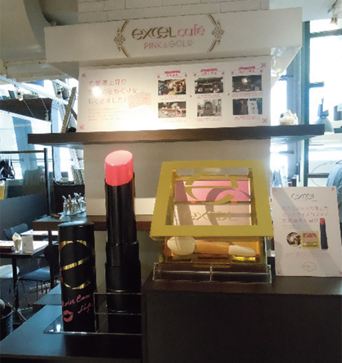 人気カフェと期間限定コラボ 店内での「体感」の促し方