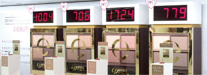 移動中の人々が足を止める、化粧品の駅イベント