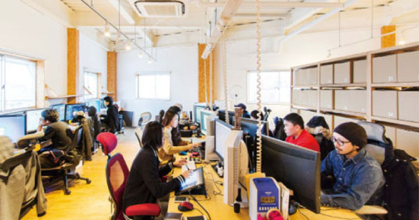 漁港のそばの倉庫をリノベーションしてクリエイティブ空間に――福岡市 ランハンシャのオフィス