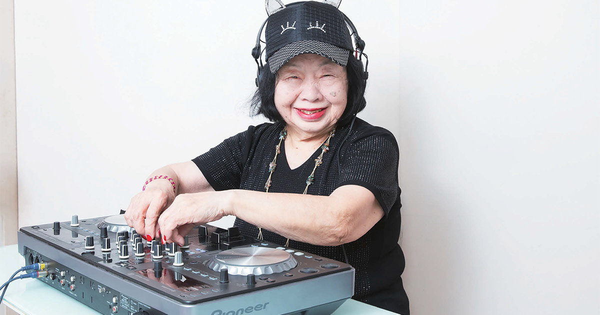 “幸せ”をダンスフロアに届ける90歳のDJ　シンプルでわかりやすい、楽しくなれる広告を