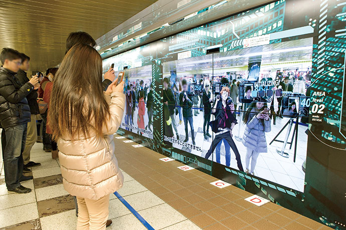ファンの念願を具現化 新宿駅に「強制執行」待ちの列