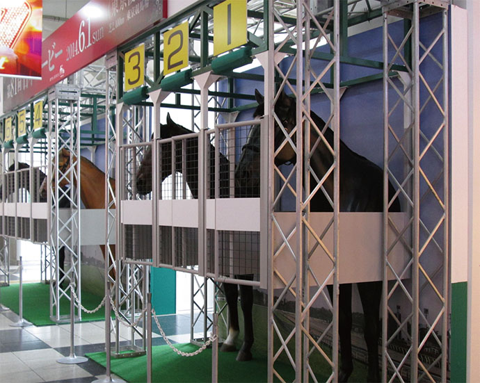 渋谷が競馬場に!? スターティングゲートが出現