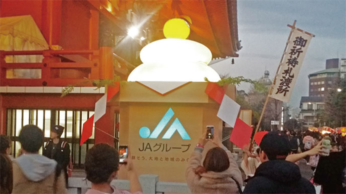 初詣に来る人々を捉える 神社・寺でのOOHプロモーション