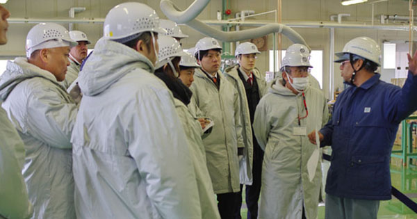 工場現場で製造工程公開 「体感」で事業理解を促すIR活動