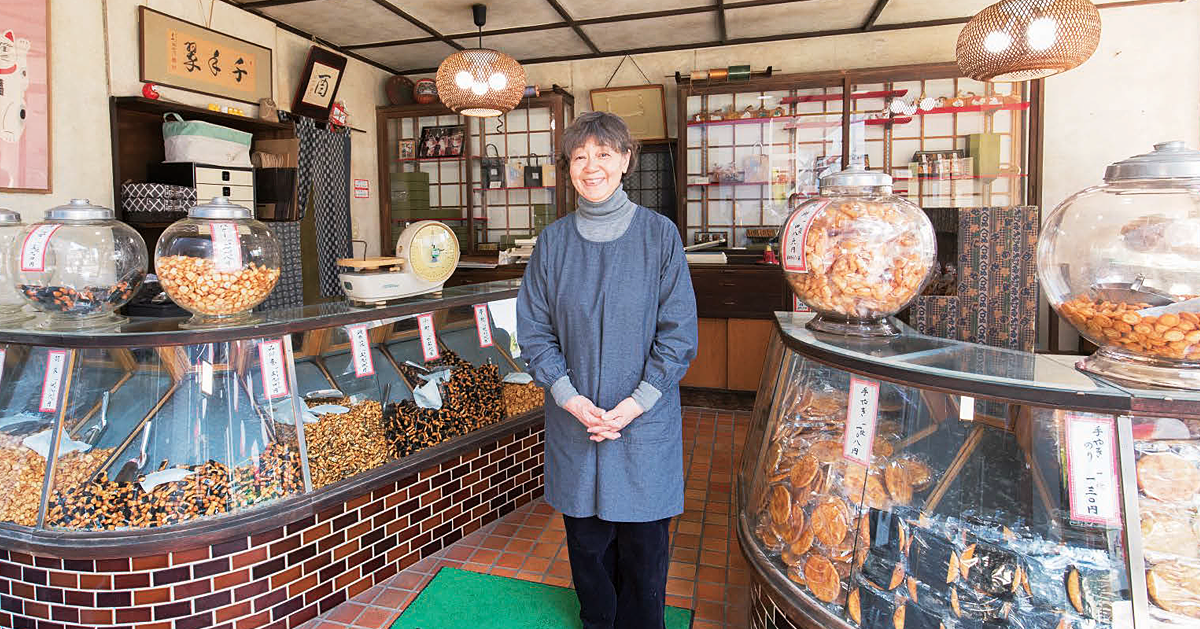 70年間変わらない下北沢の老舗 はかり売りで商う名物せんべい店