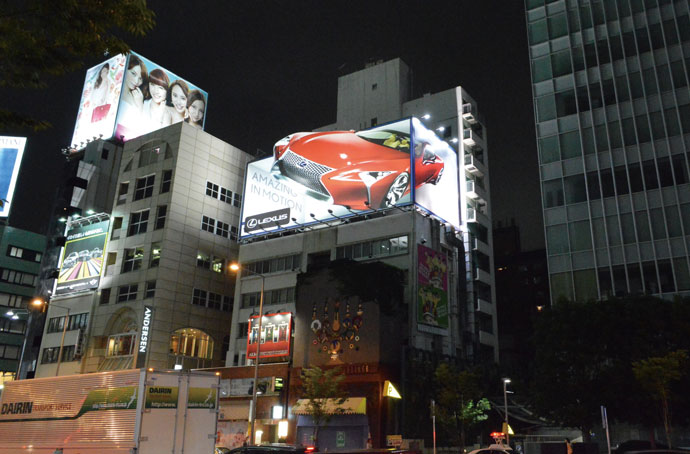 レクサスの世界観を伝えるトリックアート、東京・青山に出現