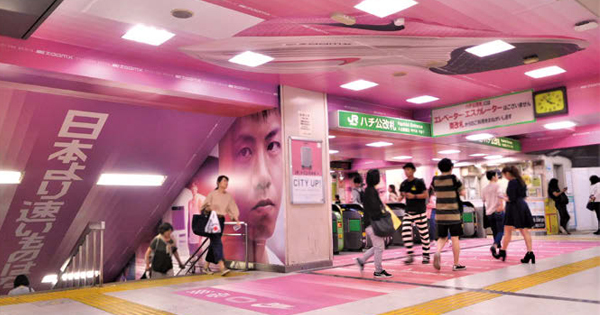 駅構内をピンク色に空間ジャック！ ナイキの「誘目性」高いOOH展開