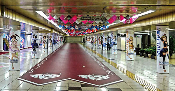 「デレステ」が新宿駅地下道をジャック！