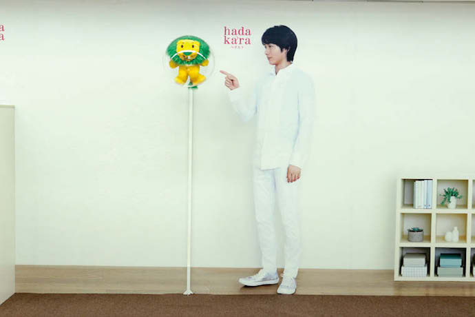 ディーン・フジオカさんとツーショット ライオンの新商品の巨大