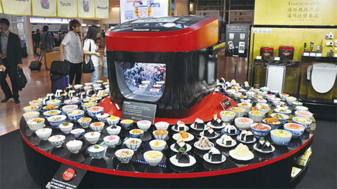 羽田空港に巨大炊飯器が登場　到着直後の訪日客にアピール