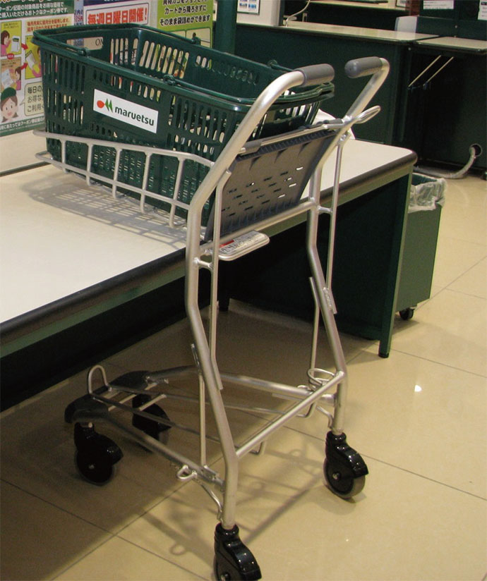 高齢者の体力的な衰えを疑似体験し利用しやすい売り場をつくる
