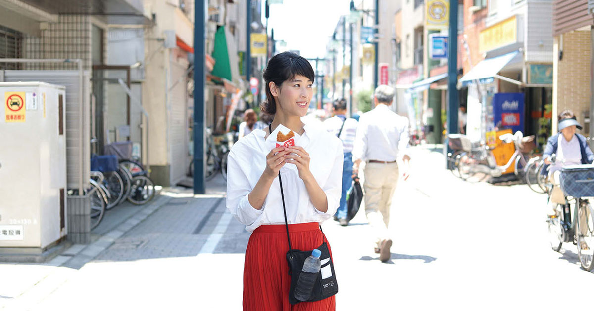 戸越銀座商店街、活性化に向け「3本の矢」食べ歩き用グッズ貸出し、宿泊も