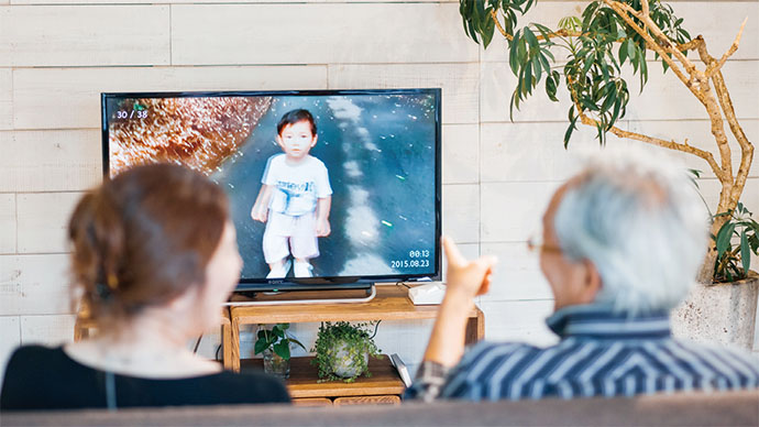 [PR] 元アップルの企業家が挑戦した、テレビで「孫の姿」届けるデバイス