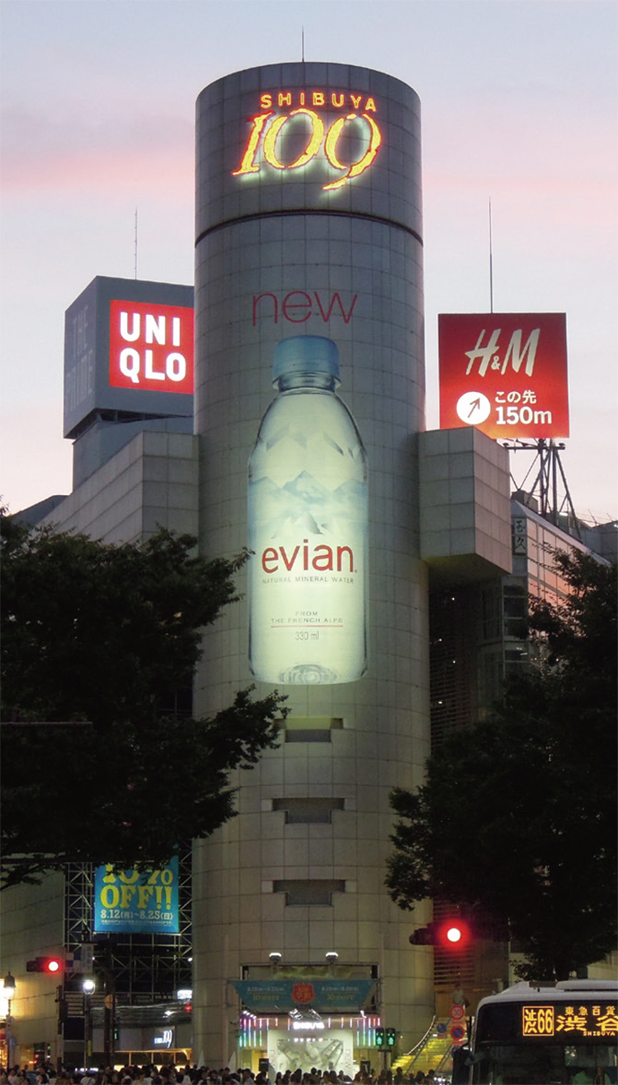 「evian」が巨大ボトルと雪山で真夏の渋谷をジャック！－OOHの秀逸事例42連発