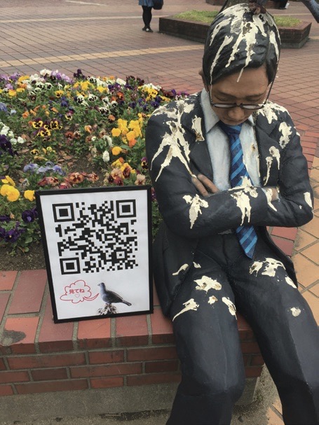 OOHとウェブの連動で若年層が注目 「ハトのフンまみれになったサラリーマン」