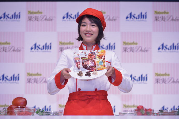 [PR] 能年玲奈がパティシエ姿で登場した、CM発表会のパブリシティ効果とは？