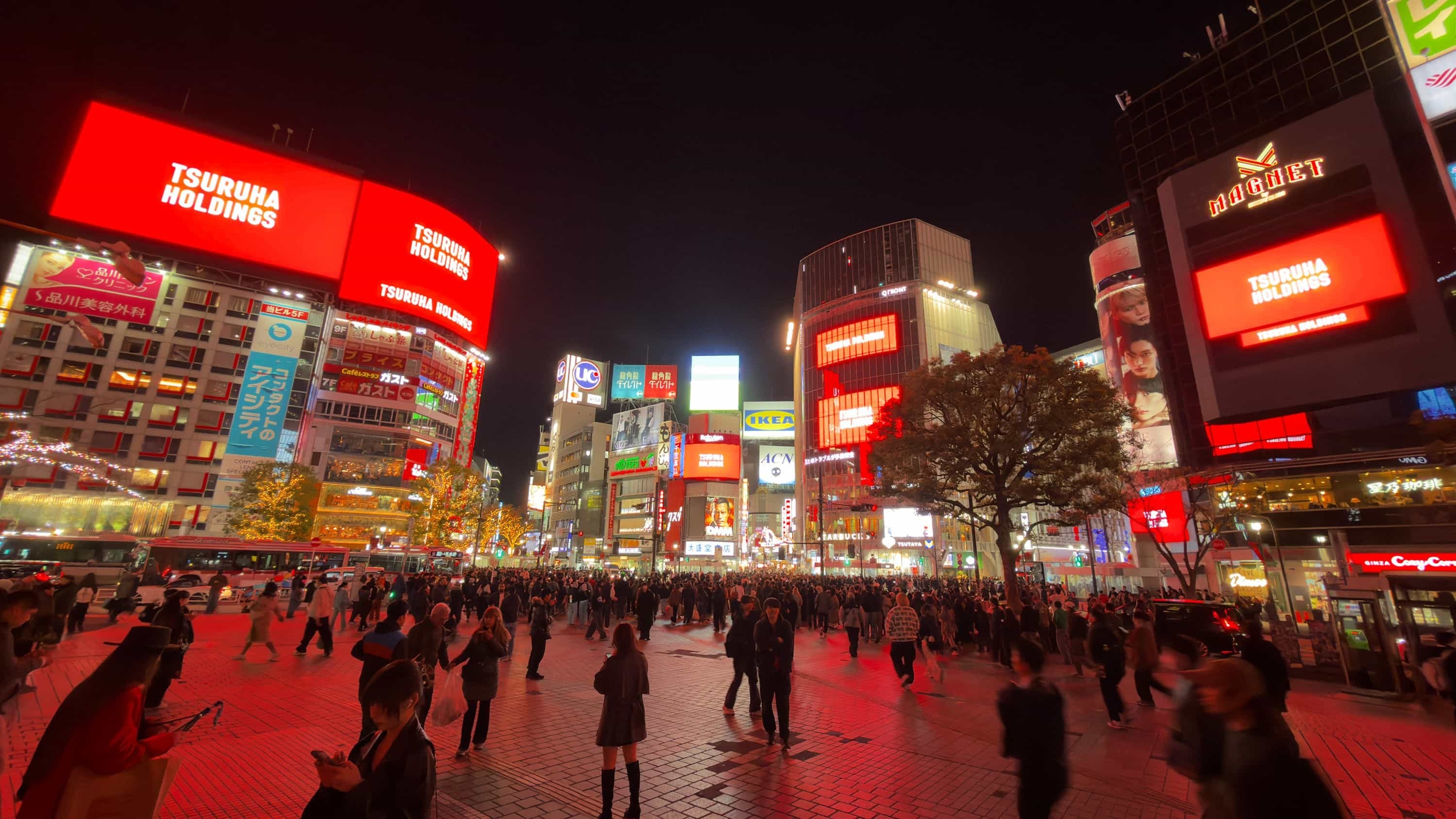 ウエルシアとの経営統合を記念して渋谷スクランブル交差点をジャック