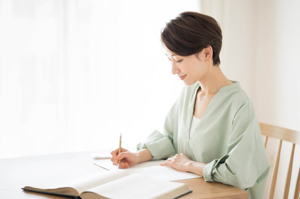 宅建士資格試験の難易度は?合格率が低い理由と合格のための勉強方法・勉強時間を紹介