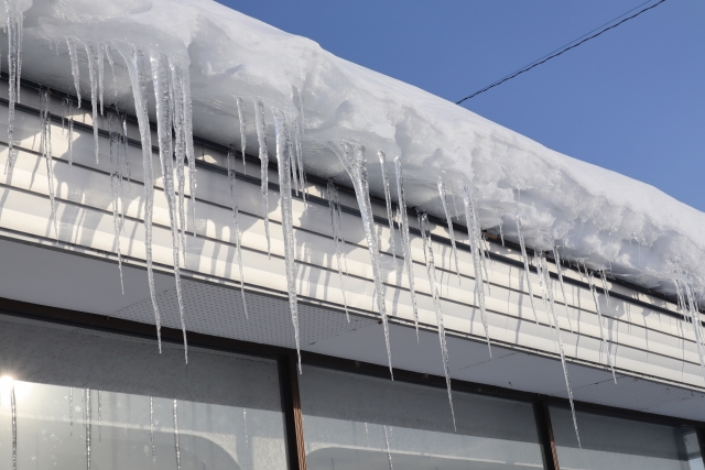 空き家の除雪を専門業者に依頼する様子の画像