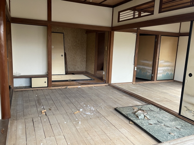 害獣被害を受けている空き家の室内の画像