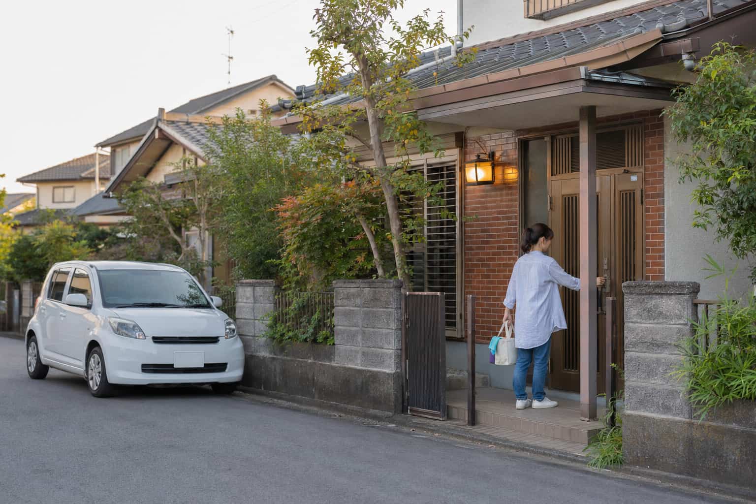 空き家管理サービスでスタッフが巡回する様子の画像