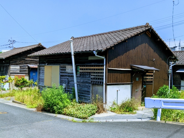 防犯管理に悩む空き家の活用方法を考える人の画像