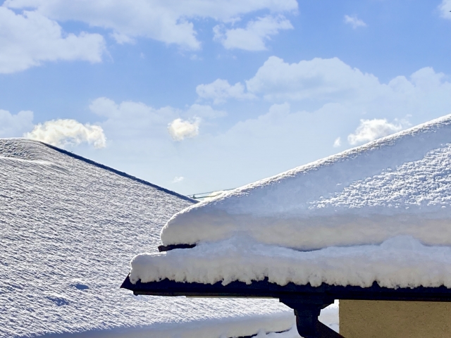 空き家の除雪負担と管理・売却・解体選択肢の画像