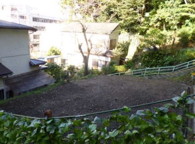 空き家問題解決のため専門家に相談する様子の画像