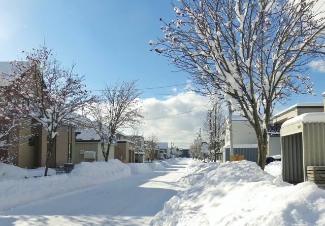 雪が積もり除雪されずに放置された空き家の画像