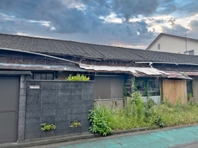 空き家の配管の隙間を塞ぎネズミの侵入を防ぐ作業の画像