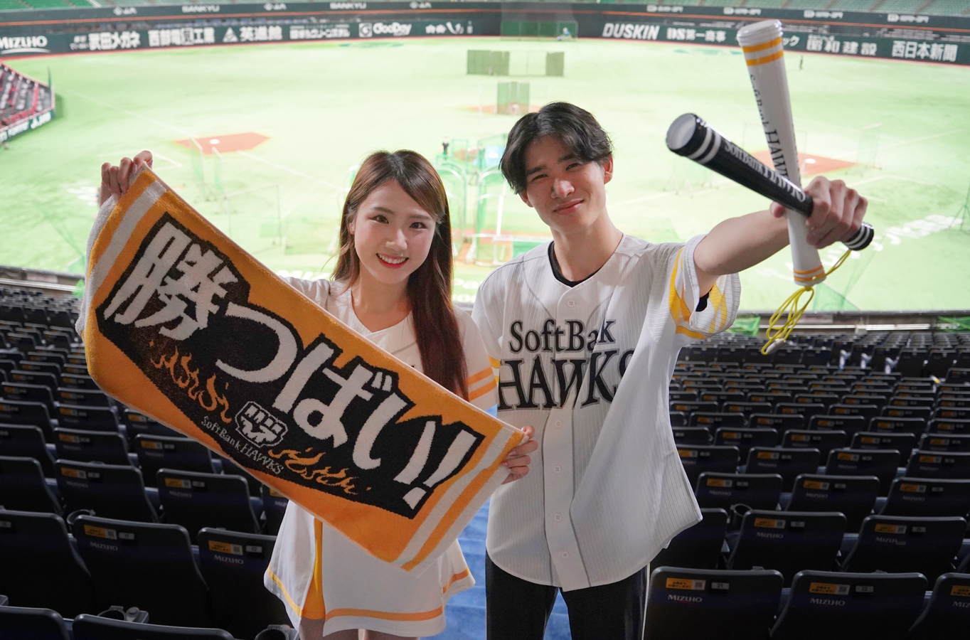 (左)応援タオル 1,800円(右)応援ツインメガホン 1,100円