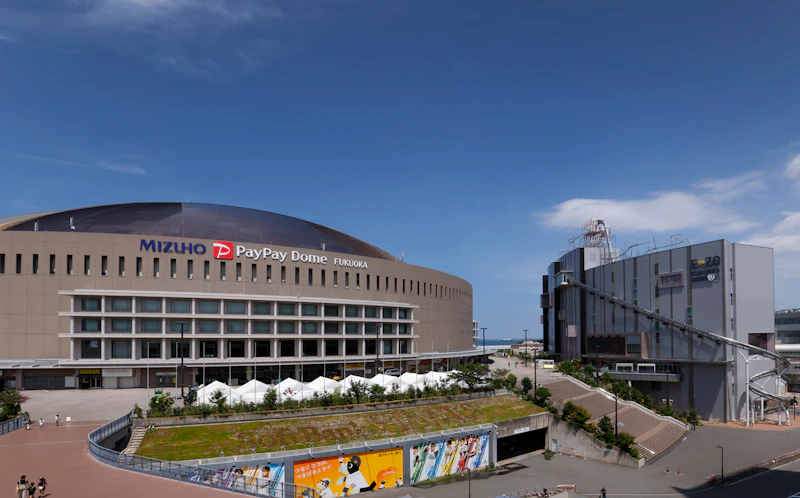 （左）みずほPayPayドーム福岡（右）BOSS E・ZO FUKUOKA　© SoftBank HAWKS
