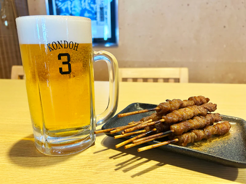 （左）『選手背番号入りジョッキ付き生ビール』（右）『博多ぐるぐるとりかわ』