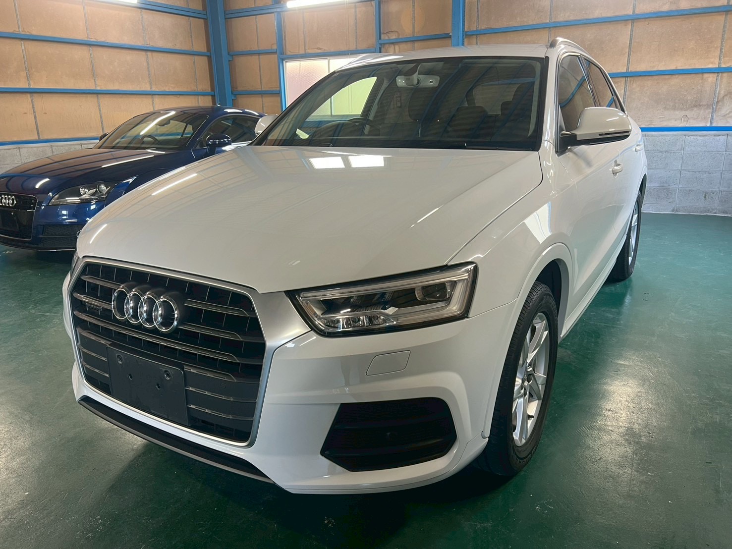 アウディ　Q3　