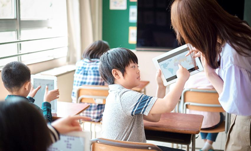 【言語の壁を解消】外国人保護者・児童とのコミュニケーションを支援する字幕表示システム 「Cotopat®」