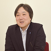 安達 佳二