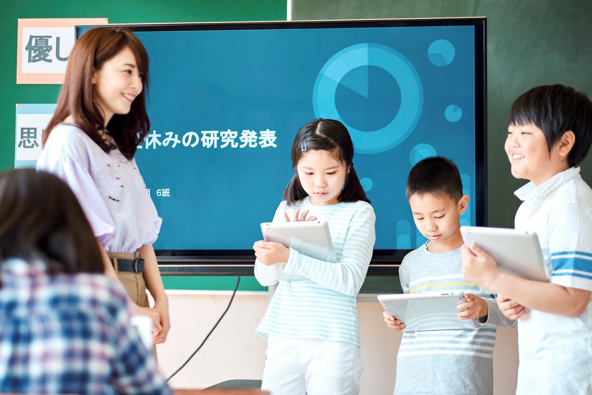 校務用スマートフォンが変える学校現場 迅速な情報共有と安全なデータ管理を実現