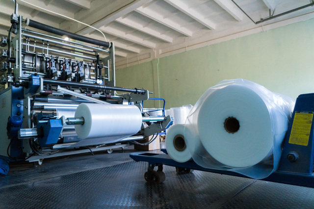 光学機能フィルムの開発支援事例：マルチベンダー調達と国内品質管理で海外顧客の要求に応える