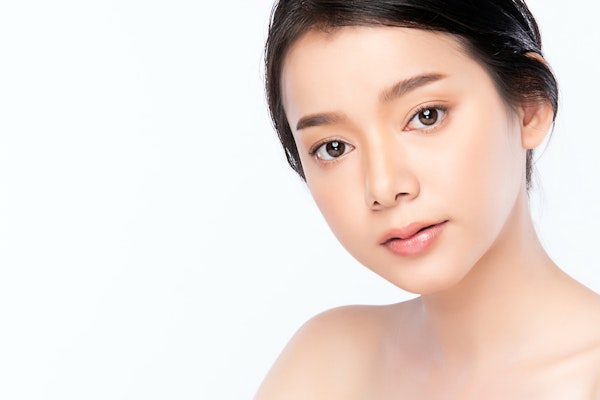 黒髪が似合う人になるには 似合う人の5つの特徴と試したい3つの対処法 Rolmy 黒髪が似合う人になるには 似合う人の5つの特徴と試したい3つの対処法 Rolmy