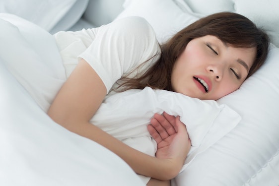 いびきをかく女性は意外と多い 原因を取り除いて 快適な睡眠を Rolmy