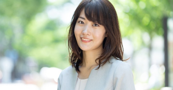 女性のスーツ選び かっこいい と憧れられる選び方のコツは5つ Rolmy 女性のスーツ選び かっこいい と憧れられる選び方のコツは5つ Rolmy