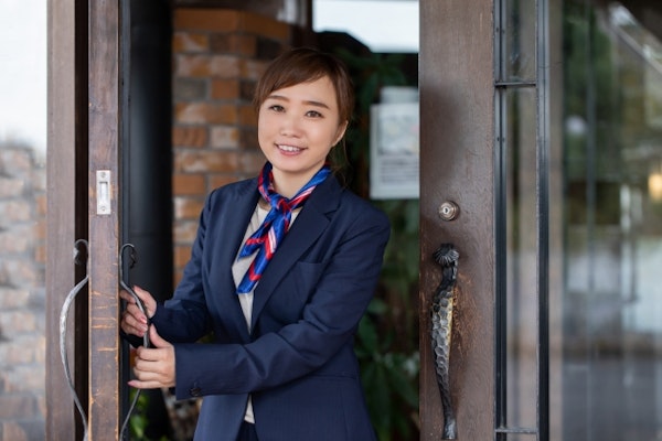 スーツ スカーフコーデが今っぽい メリットや着こなしテクとは Rolmy