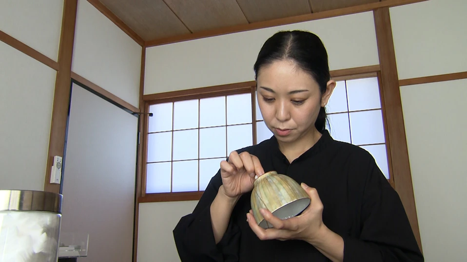 器に金継ぎを施す女性(中岡さん)の写真
