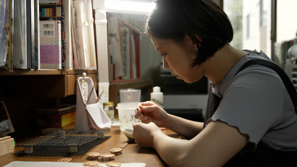 作業中の女性(佳奈さん)の真剣な横顔
