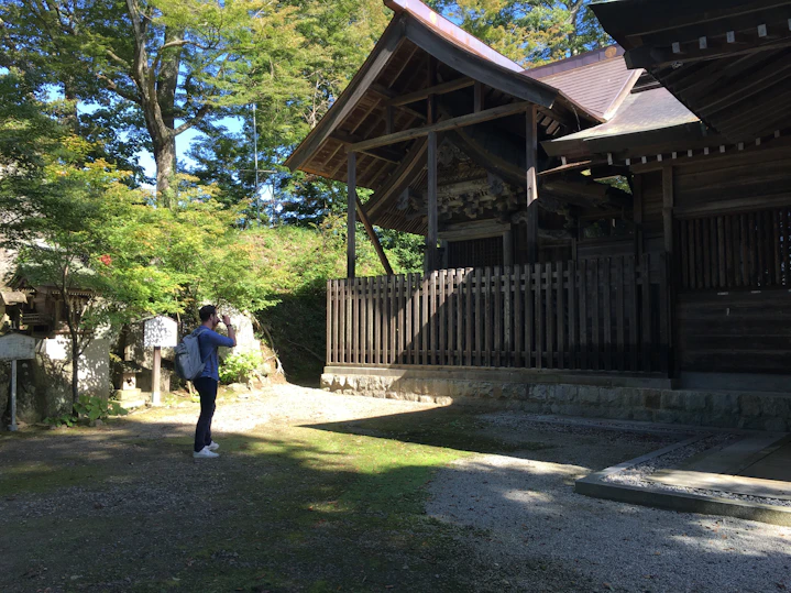 石都々古和気神社で社を見ている男性