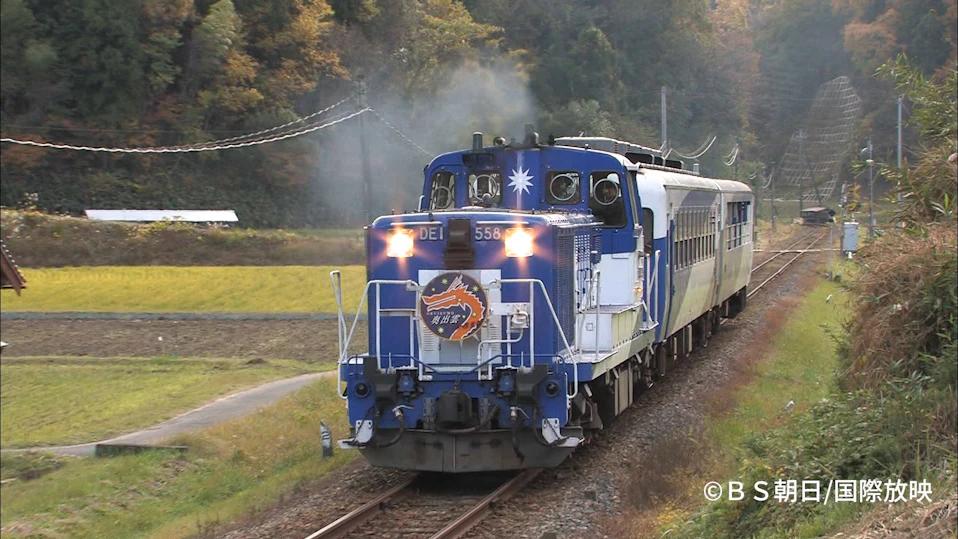 畑の中を走る列車