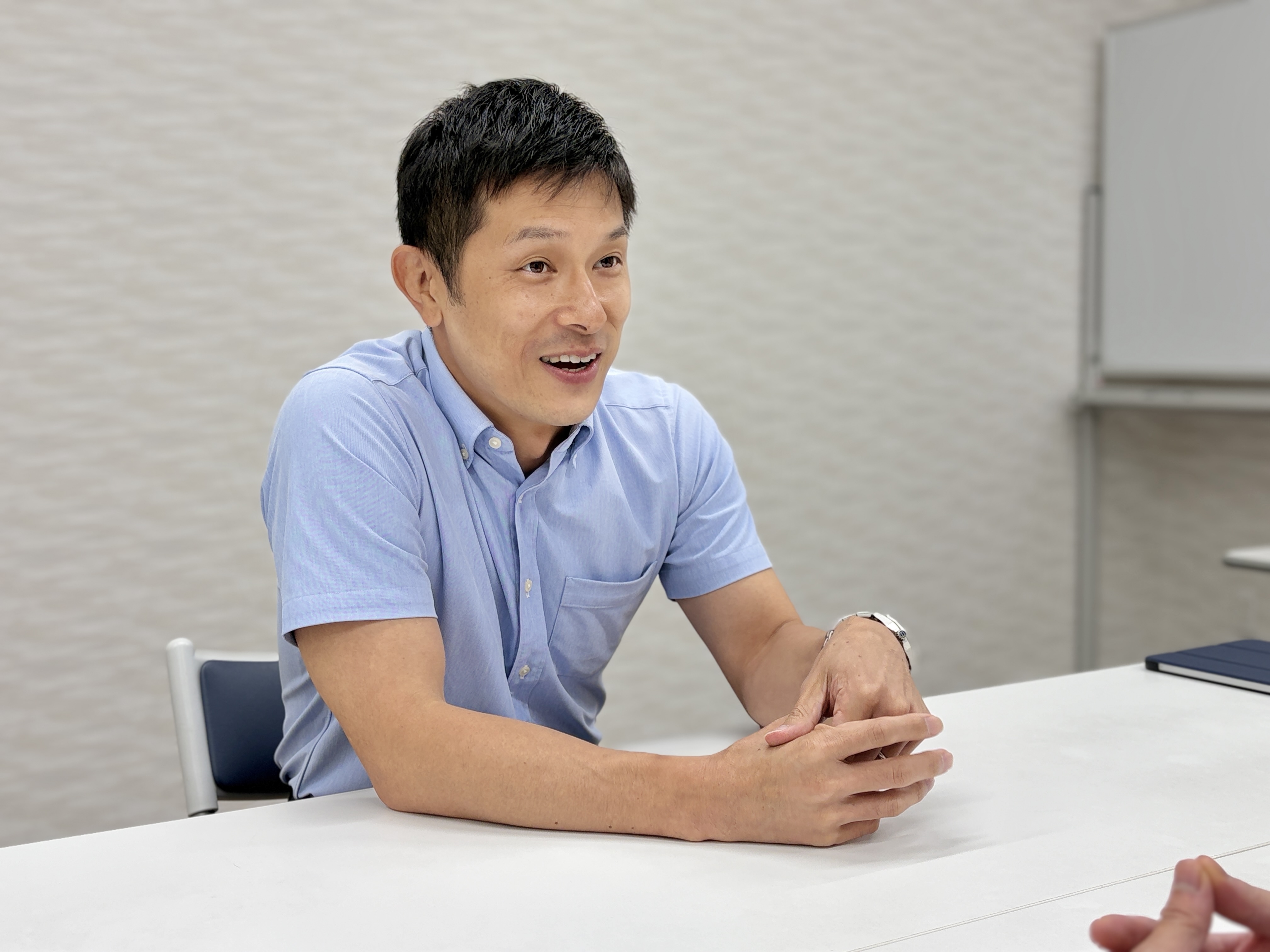 岩下様がインタビューでお話をしている様子