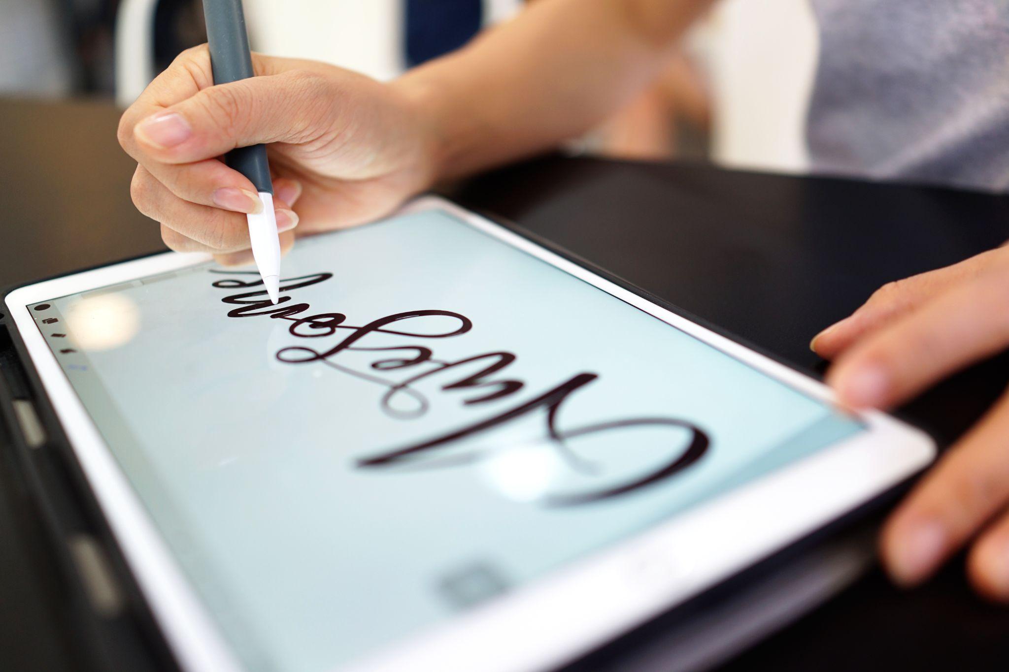 ApplePencilを利用してiPadにデザインしている様子